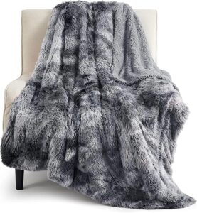 Dorm Bed Essentials: 11 Must-Haves for a Cozy College Room dorm bedroom essentials 9